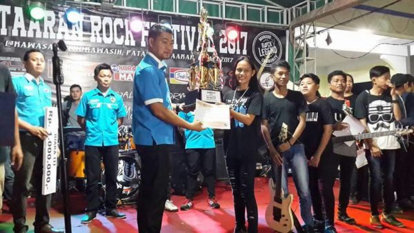 Penyerahan Hadiah Bagi Pemenang Lomba oleh Ketua KNPI Minahasa Theo Umbas