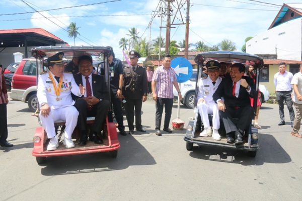 Gubernur Dan Wakil Gubernur Sulut Bersama Bupati Dan Wakil Bupati Minahasa Tenggara Naik "Bentor" Menuju Lokasi HUT Mitra ke 10 