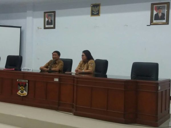 Denny Mangala Saat Memimpin Rakor di ruang rapat kantor Bupati Minahasa (selasa, 6 mei 2017)