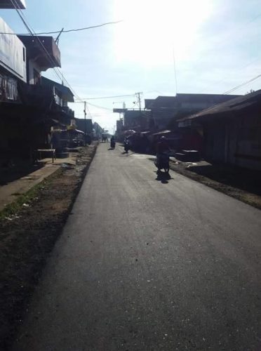 Ruas Jalan di komplek pertokoan kecamatan Langowan Timur yang sudah di aspal Pemkab Minahasa