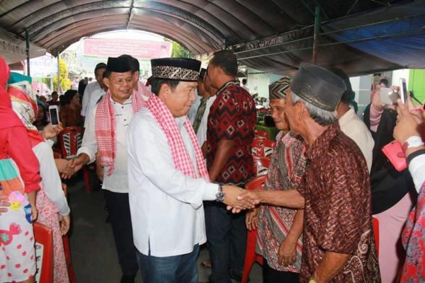Bupati James Sumendap Menyalami Warga Muslim di Ratatotok