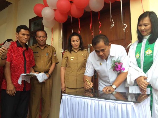 Bupati Minahasa Jantje Sajow Menandatangani Prasasti Gedung Serbaguna Matuari Werot