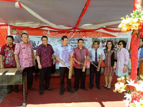 Wakil Bupati Minahasa Ivan Sarundajang membuka Festival Bukit Kasih 