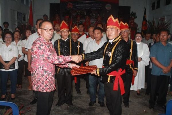 Ketua Panitia Lokal Pulang Kampung Kumawangkoan 2018 Fabian Mendur menerima mandat dari Ketua DPP Kumawangkoan Yorie
