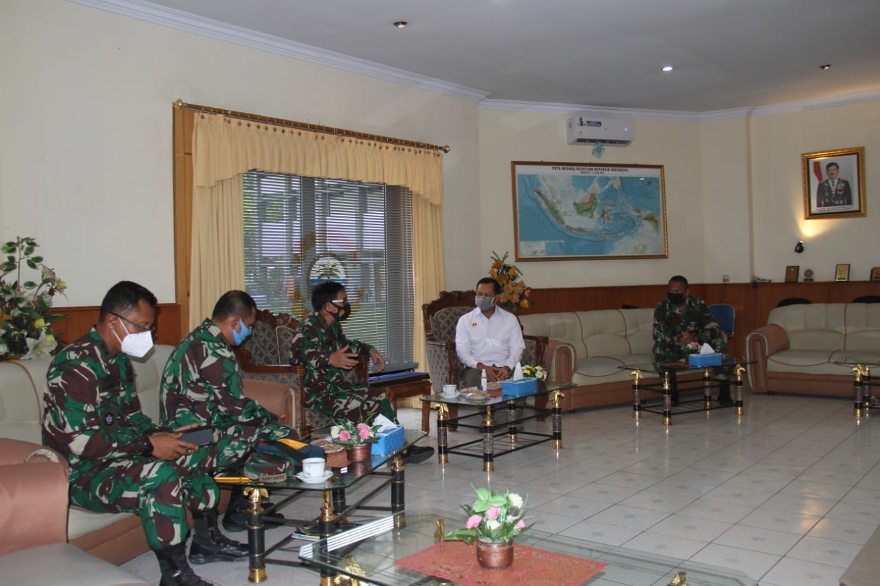 Danlantamal VIII Brigadir Jenderal TNI (Mar) Donar Philip Rompas menerima kunjungan Kabinda Sulut Kolonel Laut (P) Adriansyah, S.E,