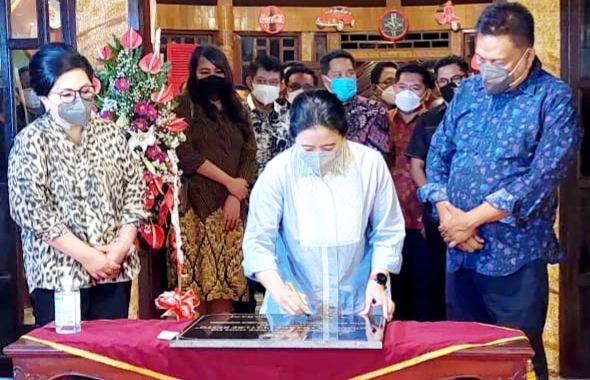 Ketua DPR-RI Puan Maharani Resmikan Kuliner Kolongan Vilage Culture Minahasa Utara